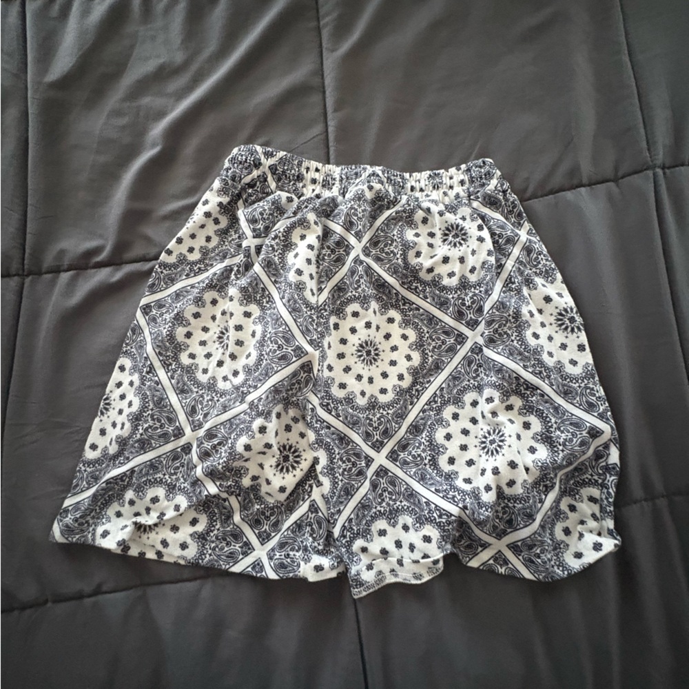 SHEIN Black and White Patterned Men Shorts Hybrids